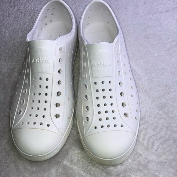 NATIVE C6 White Unisex Slip resistant Vegan water shoes - Picture 6 of 14